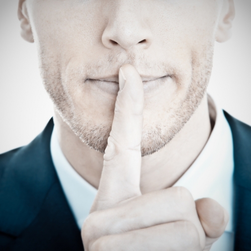 Top Secret - Geschftsmann mit Finger vor Mund