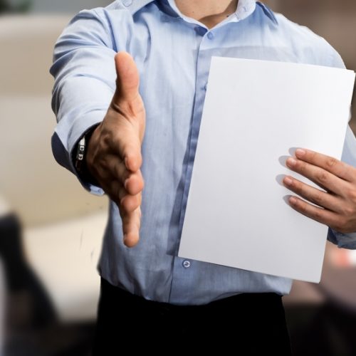 stretta di mano per lavorare in un ufficio